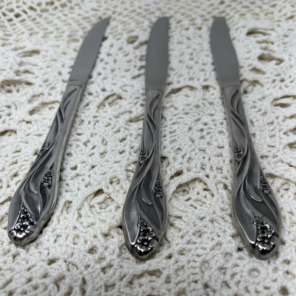 Oneida Lorilei Dinner Knives - Lot of 3 -‎ Stainless Steel Floral Pattern - Picture 2 of 6